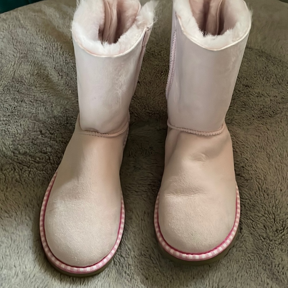 Light pink bow Uggs